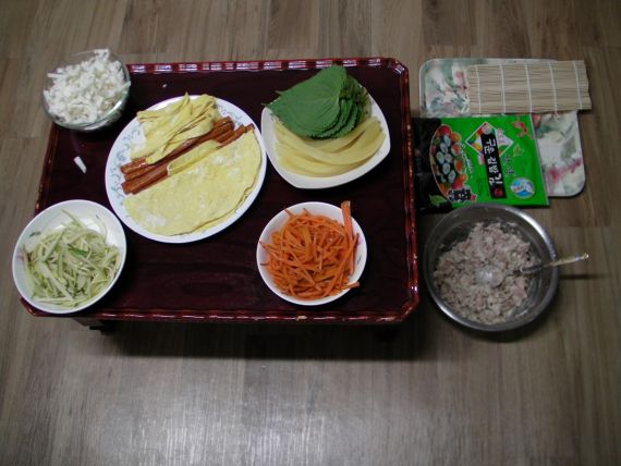 일요일 아침. 부시럭 소리에 거실에 나가보니 마눌님 김밥준비 합니다.