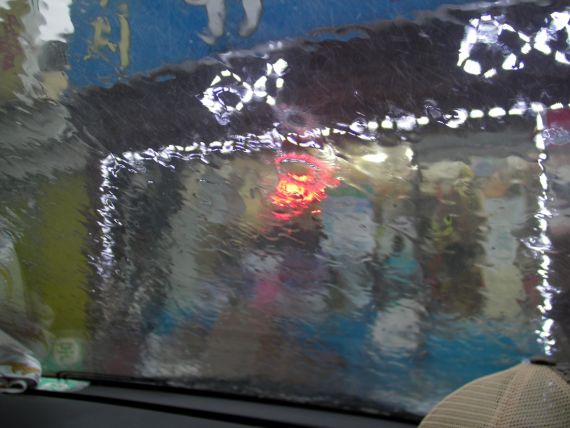 양주 낚시멘토 가게앞. 동생이 떡밥을 사고 차에 타는사이에 다 젖을 정도로 비가 쏟아집니다. 아니 퍼 붓습니다 ... ;;