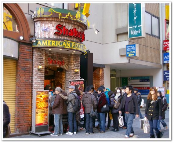 점심식사를하기 위해 레스토랑앞에 길게 줄을 서는 일본사람들