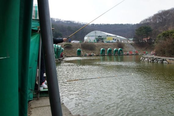 저번에 등장한 제 친구... 오늘도 역시 동행을 해 주었습니다. 정말 고마운 친구입니다.괜히 추운데 고생시켜서 미안하기도 하구요.