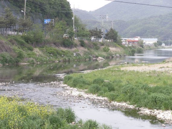 하류엔 사람이 없고 상류엔...