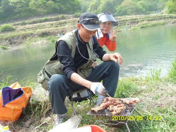 오늘 점심은 숫불 바베큐!!.......... 냠냠냠냠 ... 맛있게 먹었슴니다........