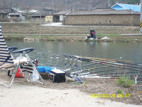 내자리...그리고 건너편 나의 친구.....