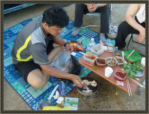 더위를 피해서 한잔하며 해가지기를 기다립니다