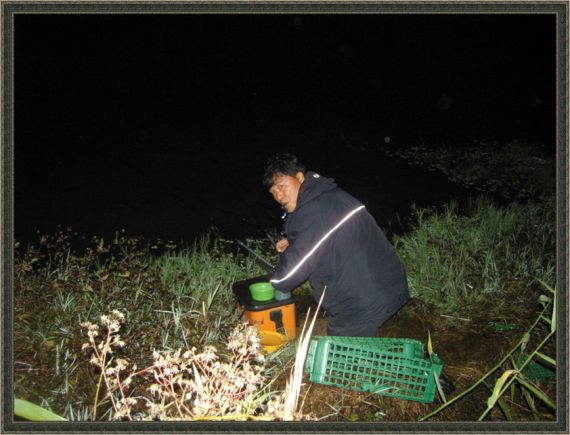 어느둣 어두워지고,,,,딱이 울퉁불퉁한 돌밭이라 의자도없이 쪼그리고 앉아서 합니다