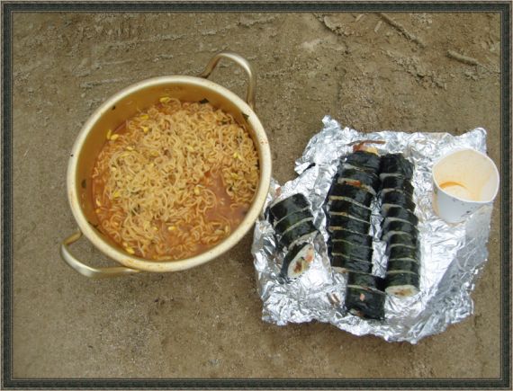 콩나물라면과 김밥으로 아침을 해결합니다