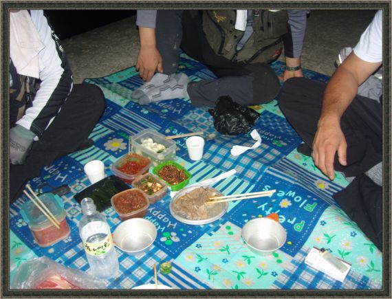 토요일 새벽에 금동수로에서 만나자마자 한잔합니다