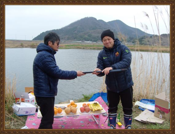 조과와 상관없이 민물찌님 협박? 하여 낚시대 차지한 병렬이.