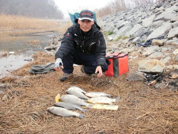 짜릿하고 진한 손맛을 안겨주었던 수로를 뒤로 철수 전에 월척 일곱수, 아홉치 한수와 함께 기념을 남겨봅니다.. 피곤한 출조길이였지만 돌아오는 길 기분은 아주 상쾌했습니다.. ^^