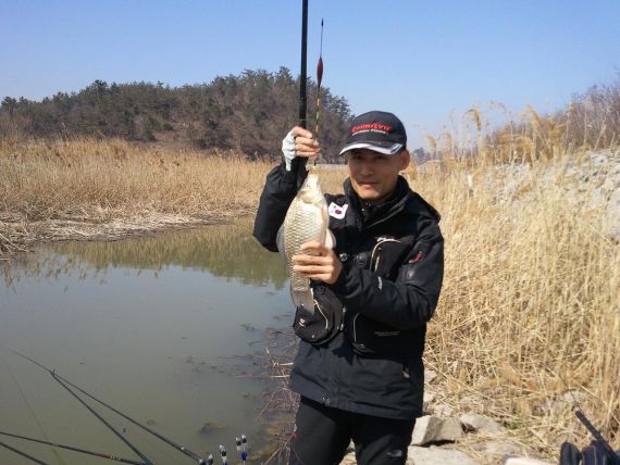 대편성을 하는 도중 반갑게 올라와준 38cm 튼실한 붕어입니다.. 하루가 지나 1cm 넘게 줄더니, 이틀이 지나 계측하니 약 2cm가 넘게 줄었습니다.. 당일 계측촬영을 못했습니다.. 나중 사진에 오해 없으시길.. ㅎㅎ