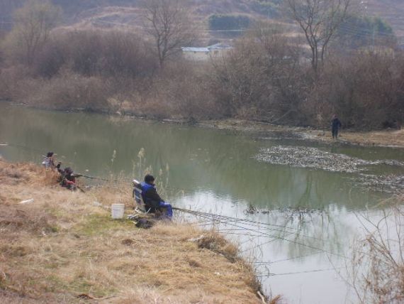 수초가 발달되어 있는곳에는 항상 꾼들이 자리를 하네요..물색도 좋고 분위기도 정말 좋습니다