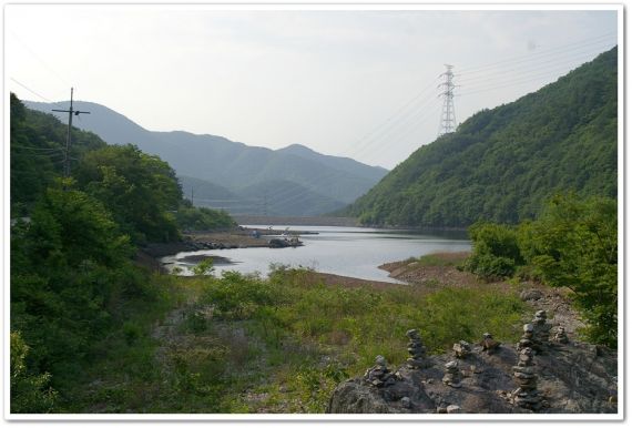 상류에서 본 심은지 모습니다 많은분들이 들어왔습니다