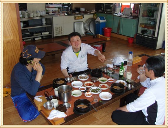 뼈다귀해장국으로 배부터 채우고......