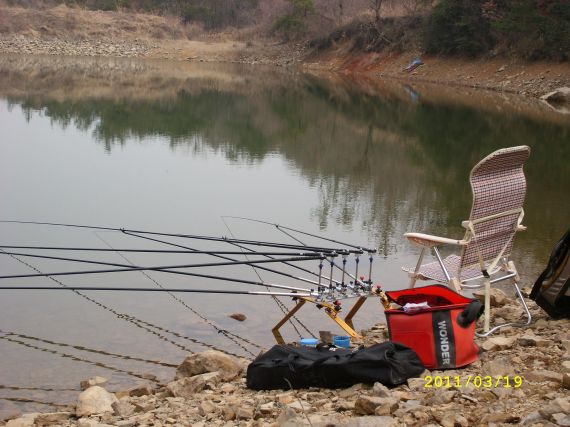 저는 다섯대를 펼쳤습니다.. 멀리 중층낚시를 준비하시는 또다른 동행분..