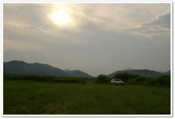 보리수확을 끝낸 밭에 주차를했습니다 축구하면좋겠습니다 ㅎㅎ