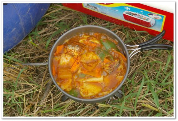 고등어 찌게로 혼자 저녁을 해결합니다 맛이 끝내줍니다 ㅎㅎ