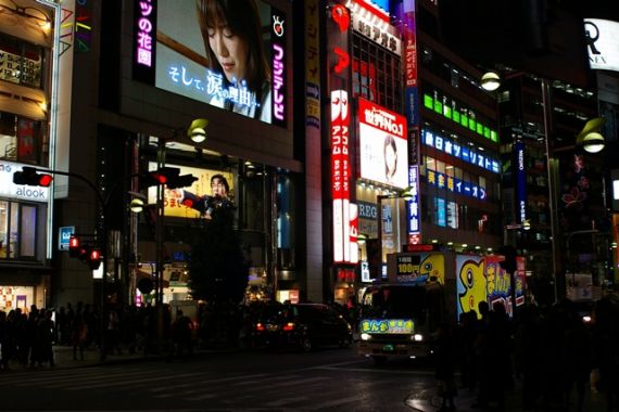 일본 신주꾸역앞의 밤 거리 풍경입니다.이 주변에도 체인점 형태로 운영되는 낚시점에 2군데있다