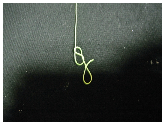 아랫쪽은 8자 매듭을 이용하여 적절한 길이로 매듭을 해준뒤 잘라 버립니다. 3~4cm 내외가 가장 이쁩니다.