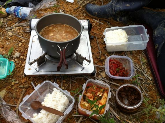 하룻밤 동안 조과는 약10여수 했습니다..철수직전에 된장찌게로 식사를..